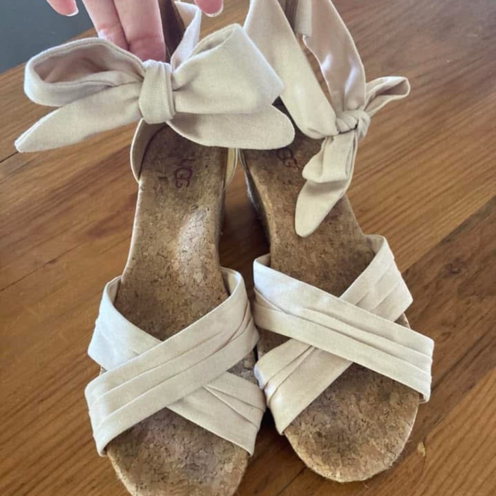 Ugg Women's wedges with bow detail EUC size 8